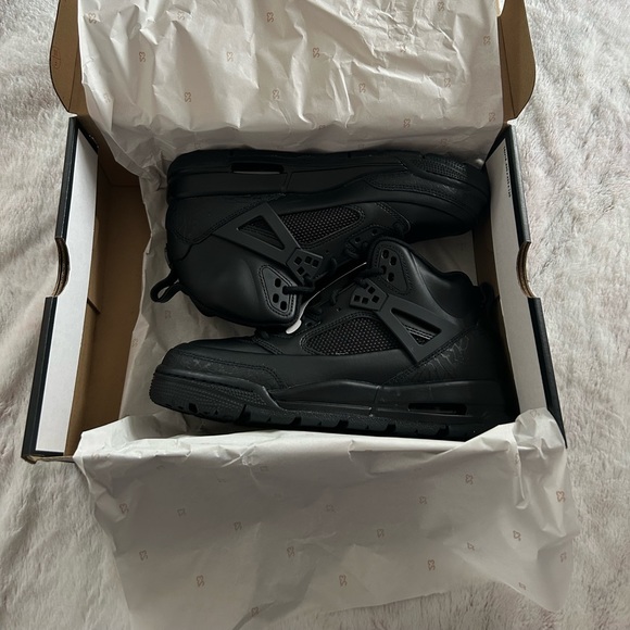 Jordan Winterized Spizike size 7y/8.5 women’s - Picture 1 of 3